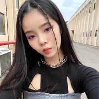 Video yang dirilis pada Kamis (16/5/2024) memperlihatkan Cocona XG mencukur habis kepalanya dengan mesin cukur. Penggemar pun bertanya-tanya apakah idol 18 tahun itu benar-benar botak. Foto: Instagram