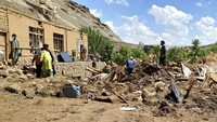 Sejumlah warga Afghanistan mengumpulkan barang-barang mereka dari rumah mereka yang rusak setelah banjir besar di provinsi Ghor di Afghanistan barat, Sabtu (18/5/2024). Jumlah korban telah meningkat menjadi 84 orang di bagian utara negara itu setelah berminggu-minggu terjadi banjir besar.