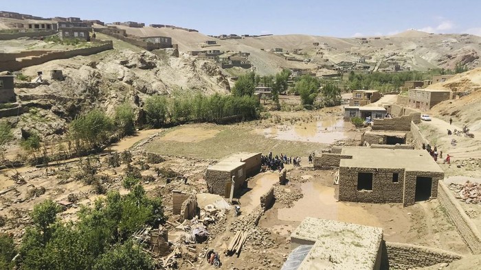 Dampak Kerusakan Akibat Banjir Bandang yang Terjang Afghanistan Damaged houses are seen after heavy flooding in Ghor province in western Afghanistan Saturday, May 18, 2024. Flash floods from heavy seasonal rains in Ghor province in western Afghanistan killed dozens of people and dozens remain missing, a Taliban official said on Saturday, adding the death toll was based on preliminary reports and might rise. (AP Photo/Omid Haqjoo)