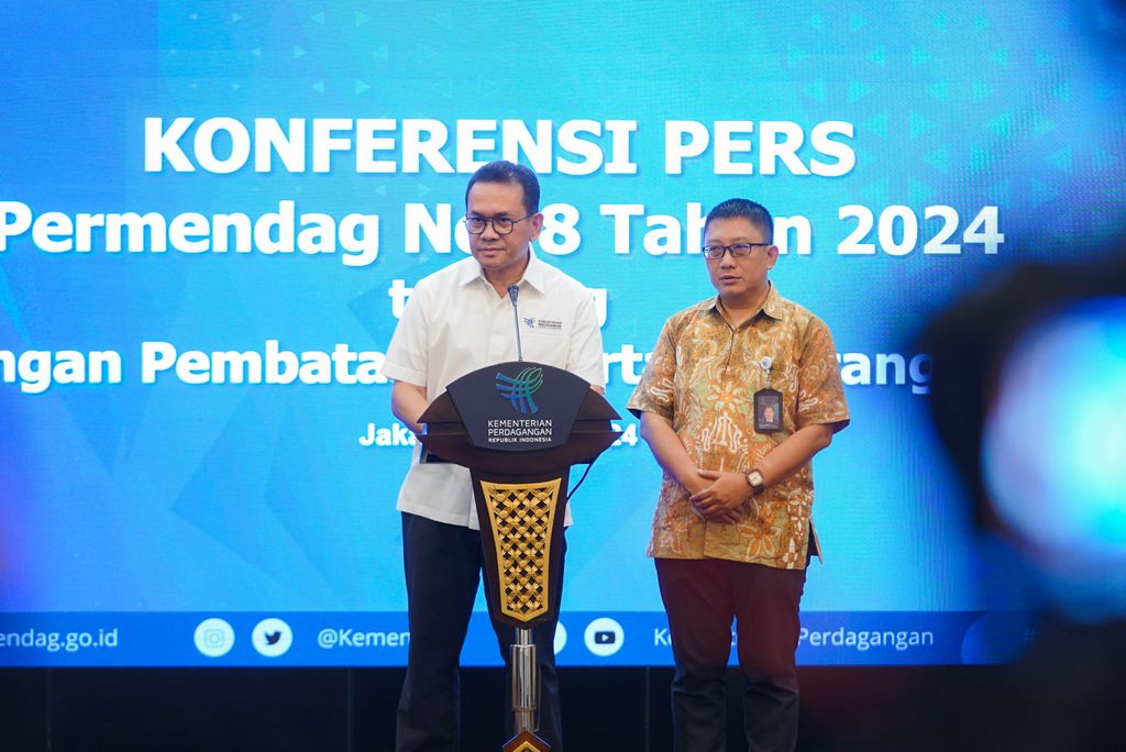 Direktur Jenderal Perdagangan Luar Negeri, Budi Santoso mengadakan konferensi pers terkait Peraturan Menteri Perdagangan (Permendag) No. 8 Tahun 2024 tentang Kebijakan dan Pengaturan Impor bertempat di Kantor Kementerian Perdagangan, Jakarta, Minggu (19/5/2024). (Dok. kemendag)