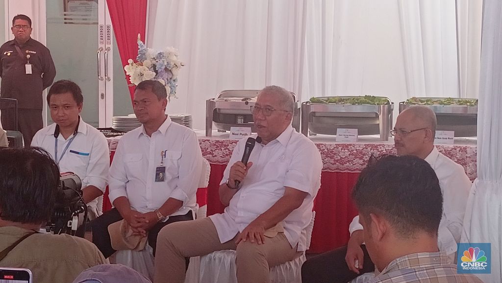 Direktur Utama Bulog Bayu Krisnamurthi di Sentra Pengilangan Padi Bulog di Karawang, Senin (20/5/2024). (CNBC Indonesia/Ferry Sandi)