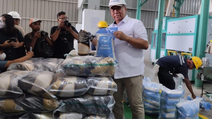 Dirut Bulog Bayu Krisnamurthi Tinjau Penyerapan Gabah di Karawang