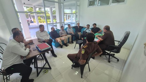 Dua tersangka pengeboran air ilegal di Gili Trawangan, Dirut PT GNE Samsul Hadi (memakai masker) dan Dirut PT BAL William John Matheson (kanan), dilimpahkan penyidik Polda NTB ke Kejari Mataram, Senin (20/5/2024). (Dok. Kejati NTB)