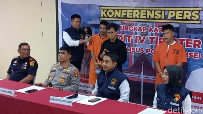 Dua tersangka penyelundupan benih lobster dihadirkan saat rilis ungkap kasus.