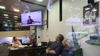 Warga yang lain terus memantau tekevisi mencari kabar terbaru proses pencarian helikopter yang membawa Presiden Iran tersebut.