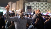 Warga Iran berharap, presiden mereka ditemukan selamat.