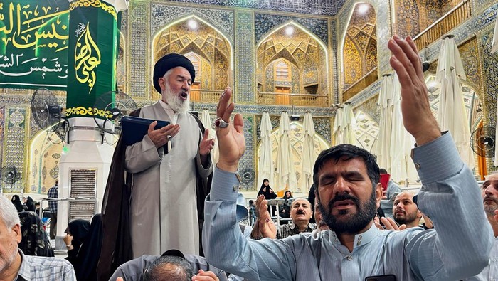 People pray for the well-being of Iran's President Ebrahim Raisi following the crash of a helicopter carrying him, in Tehran, Iran May 19, 2024. Majid Asgaripour/WANA (West Asia News Agency) via REUTERS. ATTENTION EDITORS - THIS PICTURE WAS PROVIDED BY A THIRD PARTY.
