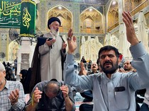 Ekspresi Warga Iran Menanti Kabar Pencarian Helikopter Presiden Raisi