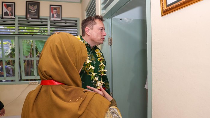 Elon Musk kunjungi puskesmas di Indonesia uji coba layanan internet starlink