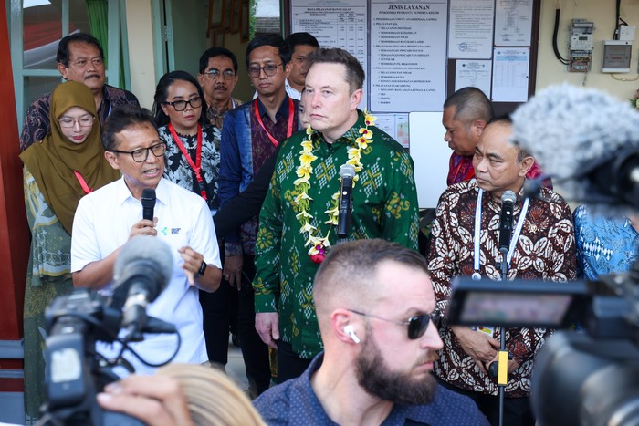 Elon Musk kunjungi puskesmas di Indonesia uji coba layanan internet starlink