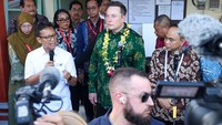 Saya sangat bersemangat untuk membawa konektivitas internet ke tempat-tempat yang konektivitas internetnya rendah. Internet seperti penyelamatan hidup karena dengan internet kita bisa belajar banyak hal,” kata Elon. (Foto: Dokumentasi Kemenkes RI)