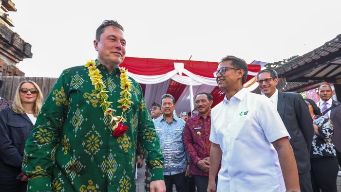Elon Musk kunjungi puskesmas di Indonesia uji coba layanan internet starlink
