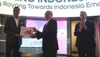 President Director & CEO IOH Vikram Sinha saat memberikan Buku Empowering Indonesia Report 2024 kepada Komisaris Utama IOH Halim Alamsyah disaksikan oleh Komisaris IOH Ahmad Al-Neama yang diadakan di Jakarta, Senin (20/5).