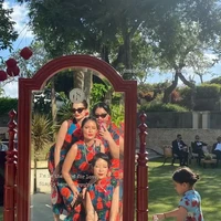 Tampil kompak bersama para bridesmaid lainnya. Enzy terlihat mengenakan seragam dress cheongsam tanpa lengan bermotif floral. Penampilannya semakin terlihat stylish dengann kaca mata hitam. Foto: Instagram/@enzystoria