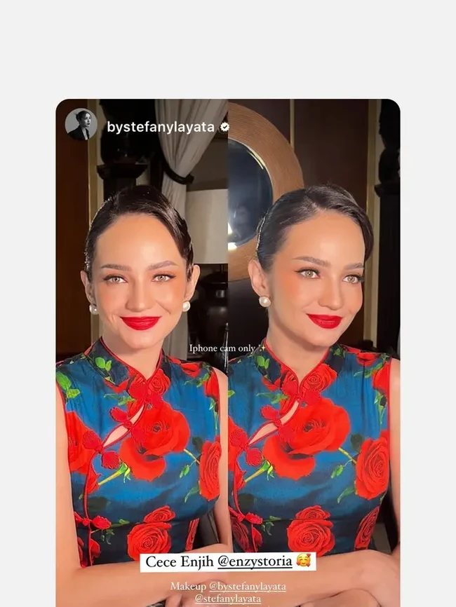 Wanita 31 tahun itu kian memesona dengan pulasan makeup bold. Senada dengan motif bunga di dress cheongsam yang dikenakannya, Enzy memilih mengenakan lipstik berwarna merah. Foto: Instagram/@enzystoria