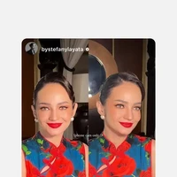 Wanita 31 tahun itu kian memesona dengan pulasan makeup bold. Senada dengan motif bunga di dress cheongsam yang dikenakannya, Enzy memilih mengenakan lipstik berwarna merah. Foto: Instagram/@enzystoria