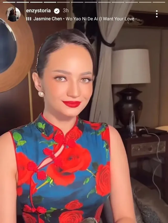 Istri Molen Kasetra itu juga memilih mencepol rambutnya dengan rapi. Penampilannya juga dipermanis dengan sepasang anting giwang di kedua telinganya. Foto: Instagram/@enzystoria