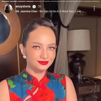 Istri Molen Kasetra itu juga memilih mencepol rambutnya dengan rapi. Penampilannya juga dipermanis dengan sepasang anting giwang di kedua telinganya. Foto: Instagram/@enzystoria