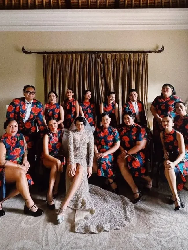 Potret Enzy bersama pengantin dan para bridesmaid lainnya. Enzy tampak berdiri di barisan belakang dan tersenyum ke arah kamera. Foto: Instagram/@enzystoria