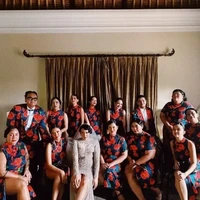 Potret Enzy bersama pengantin dan para bridesmaid lainnya. Enzy tampak berdiri di barisan belakang dan tersenyum ke arah kamera. Foto: Instagram/@enzystoria