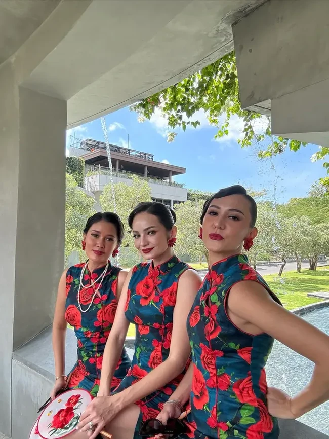 Potret Enzy bersama dua rekan bridesmaid yang salah satunya ialah Titi Radjo Padmaja. Ketiganya terlihat tampil cantik memukau dengan dress cheongsam seragam bridesmaid. Foto: Instagram/@enzystoria