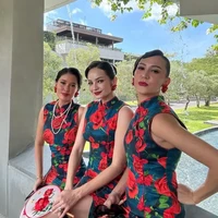 Potret Enzy bersama dua rekan bridesmaid yang salah satunya ialah Titi Radjo Padmaja. Ketiganya terlihat tampil cantik memukau dengan dress cheongsam seragam bridesmaid. Foto: Instagram/@enzystoria