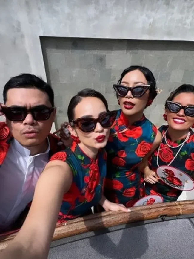 Melalui Instagram Story pribadinya Enzy tampak membagikan momen saat dirinya menjadi salah satu bridesmaid di acara pernikahan sahabatnya. Tampil menawan, gaya Enzy Storia pun berhasil mencuri atensi. Foto: Instagram/@enzystoria