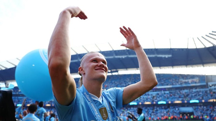 Soccer Football - Premier League - Manchester City v West Ham United - Etihad Stadium, Manchester, Britain - May 19, 2024  Manchester Citys Erling Braut Haaland celebrates winning the Premier League REUTERS/Molly Darlington EDITORIAL USE ONLY. NO USE WITH UNAUTHORIZED AUDIO, VIDEO, DATA, FIXTURE LISTS, CLUB/LEAGUE LOGOS OR LIVE SERVICES. ONLINE IN-MATCH USE LIMITED TO 120 IMAGES, NO VIDEO EMULATION. NO USE IN BETTING, GAMES OR SINGLE CLUB/LEAGUE/PLAYER PUBLICATIONS. PLEASE CONTACT YOUR ACCOUNT REPRESENTATIVE FOR FURTHER DETAILS..