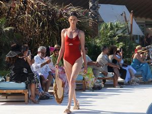 Foto Fashion Show Bersejarah di Saudi, Model Tampil Terbuka Pakai Baju Renang