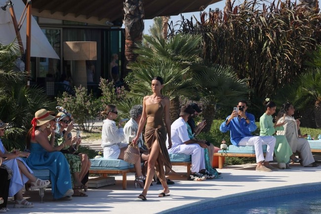 Inilah pertamakalinya Arab Saudi menggelar fashion show baju renang one piece, bukan pakaian renang khusus muslimah. Foto: Dok. AFP