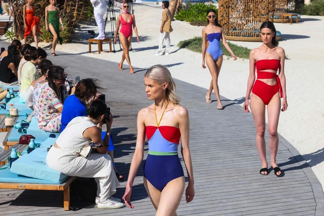 Fashion show busana renang koleksi Yasmina Qanzal ini berlangsung pada hari kedua Red Sea Fashion Week di St Regis Red Sea Resort, Arab Saudi. Foto: Dok. AFP