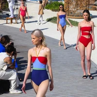Fashion show busana renang koleksi Yasmina Qanzal ini berlangsung pada hari kedua Red Sea Fashion Week di St Regis Red Sea Resort, Arab Saudi. Foto: Dok. AFP