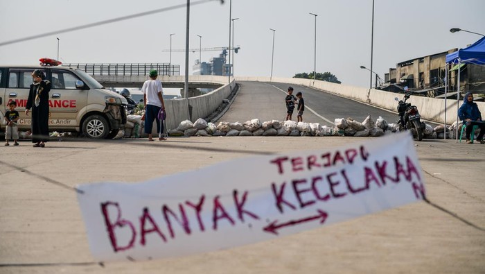 Foto udara Jalan Layang Ciroyom yang ditutup di Bandung, Jawa Barat, Senin (20/5/2024). Warga Ciroyom menutup Jalan Layang akibat maraknya kecelakaan yang terjadi di jembatan layang yang telah dioperasikan namun belum diresmikan tersebut. ANTARA FOTO/Raisan Al Farisi/foc.