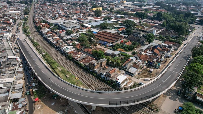 Foto udara Jalan Layang Ciroyom yang ditutup di Bandung, Jawa Barat, Senin (20/5/2024). Warga Ciroyom menutup Jalan Layang akibat maraknya kecelakaan yang terjadi di jembatan layang yang telah dioperasikan namun belum diresmikan tersebut. ANTARA FOTO/Raisan Al Farisi/foc.