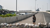 Seorang anak bermain di Jalan Layang Ciroyom yang ditutup di Bandung, Jawa Barat, Senin (20/5/2024). 