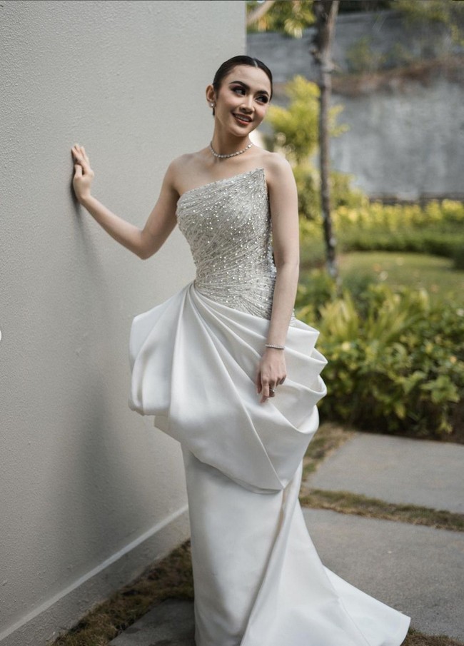 Satu set perhiasan berlian koleksi Wanda House of Jewels melengkapi penampilan mewah gadis berdarah Bali ini. Foto: Instagram/@axioo @hiantjen @dhirmanputra