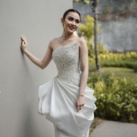 Satu set perhiasan berlian koleksi Wanda House of Jewels melengkapi penampilan mewah gadis berdarah Bali ini. Foto: Instagram/@axioo @hiantjen @dhirmanputra