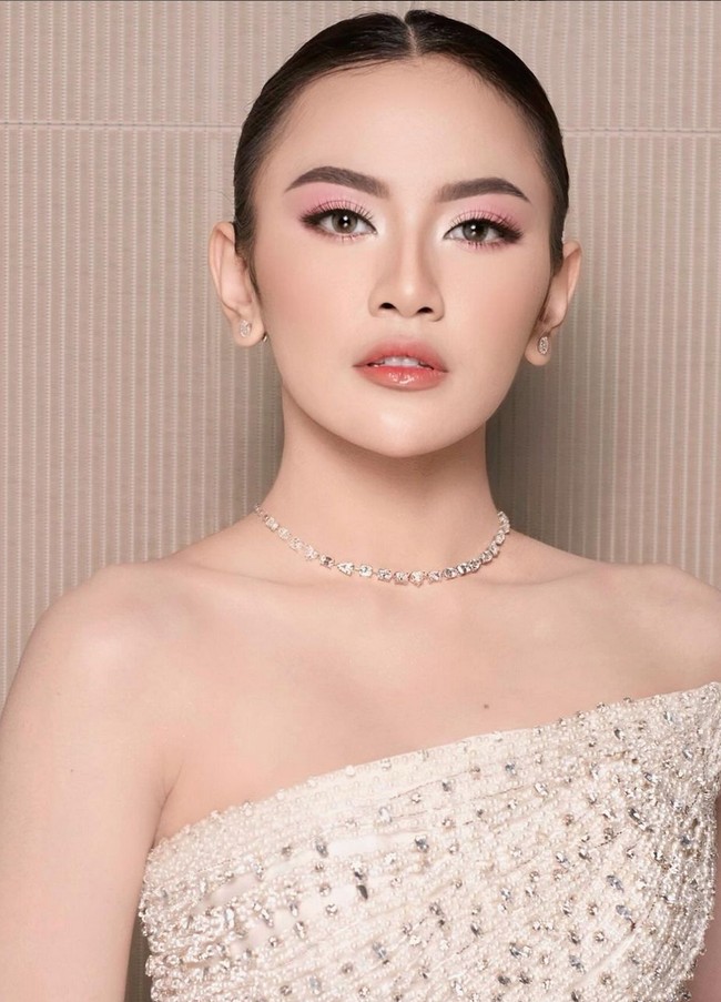 Makeup bernuansa pink dan peach hasil sapuan tangan makeup artist Dhirman Putra membuat wajah pelantun lagu ‘Sial’ ini cantik, feminin sekaligus segar.  Foto: Instagram/@axioo @hiantjen @dhirmanputra