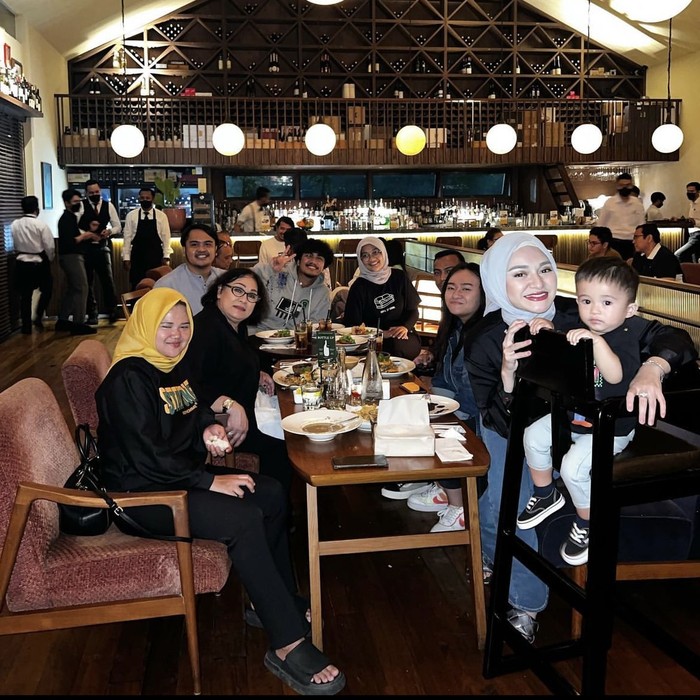 Gaya Cantik Natalie Holscher Saat Ngopi hingga Ngemil Kue Gaya Cantik Natalie Holscher Saat Ngopi hingga Ngemil Kue