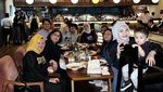 Gaya Cantik Natalie Holscher Saat Ngopi hingga Ngemil Kue