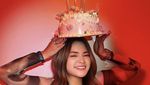 Gaya Cantik Natalie Holscher Saat Ngopi hingga Ngemil Kue