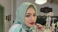 Kalau ini pose Natalie yang sedang menyeruput segelas racikan es kopi. Ibu satu anak ini menikmati kopi di Teras Koempeni. Foto: Instagram @natalieholscher