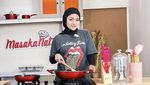 Gaya Cantik Natalie Holscher Saat Ngopi hingga Ngemil Kue