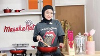 Wow, ibu satu ini juga pernah menunjukkan momen ketika masak di dapur. Kira-kira Natalie masak apa ya? Foto: Instagram @natalieholscher