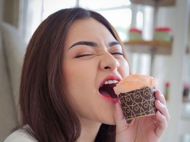 Gaya Cantik Natalie Holscher Saat Ngopi hingga Ngemil Kue