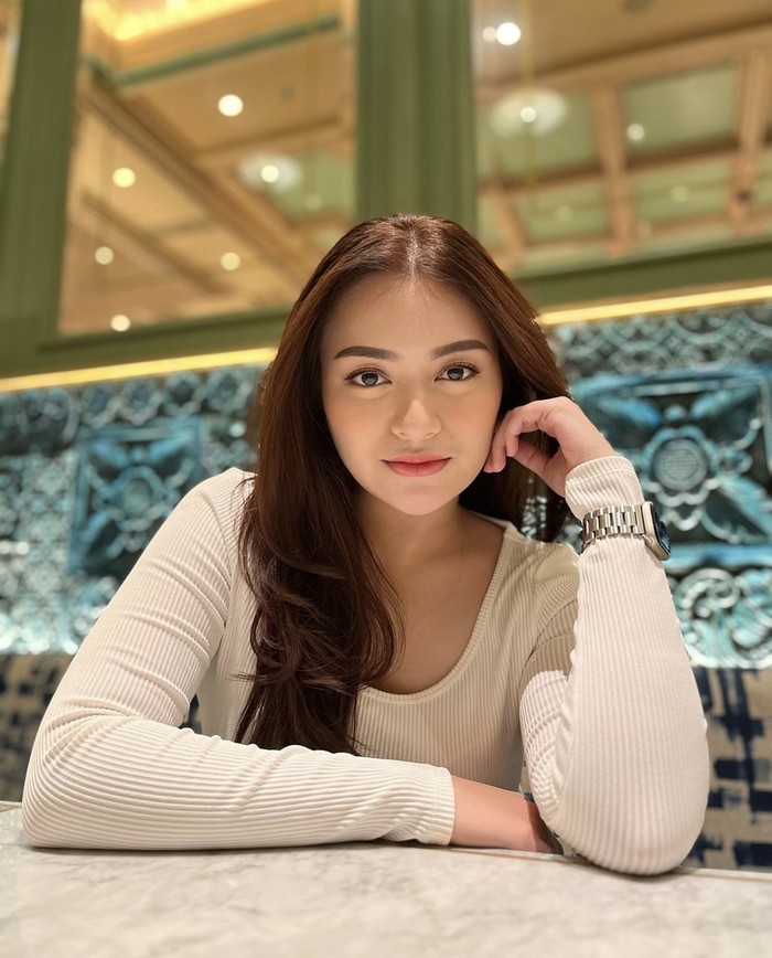 Gaya Cantik Natalie Holscher Saat Ngopi hingga Ngemil Kue
