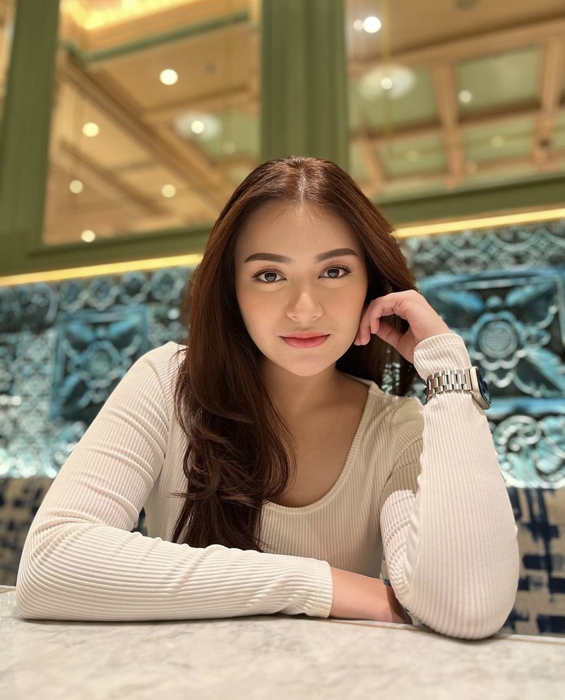 Gaya Cantik Natalie Holscher Saat Ngopi hingga Ngemil Kue