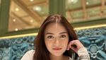 Gaya Cantik Natalie Holscher Saat Ngopi hingga Ngemil Kue
