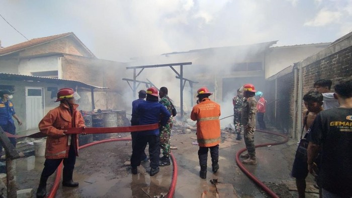 gudang sembako di pacitan terbakar