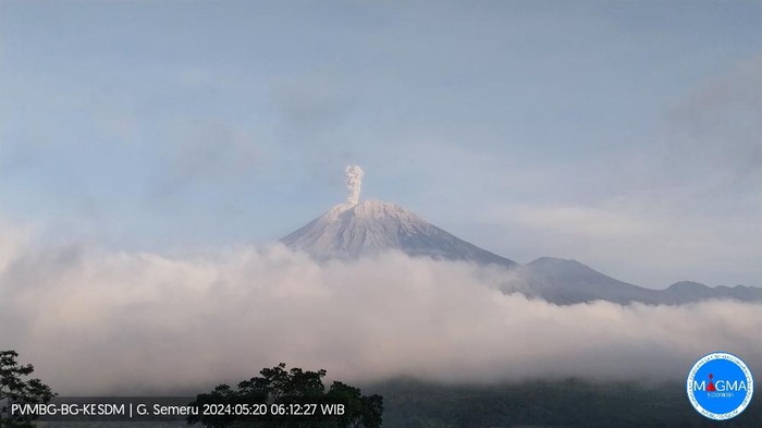 gunung semeru erupsi Senin, 20 Mei 2024 pukul 06:11 WIB 800 meter